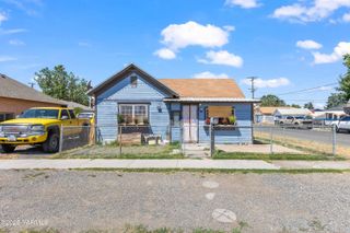 S 702 Naches Ave, Wapato, WA 98951
