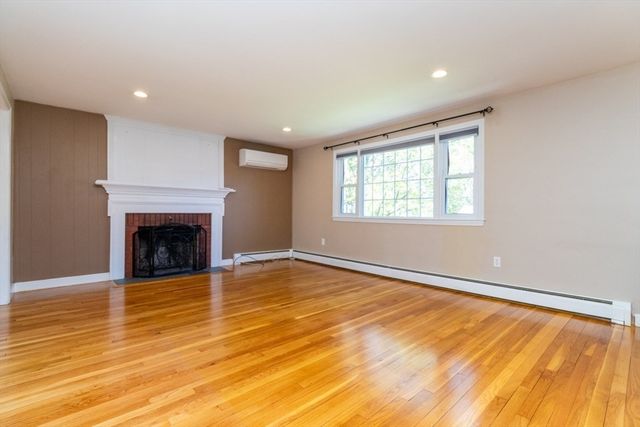 4 Clearview Dr, Milford, MA 01757