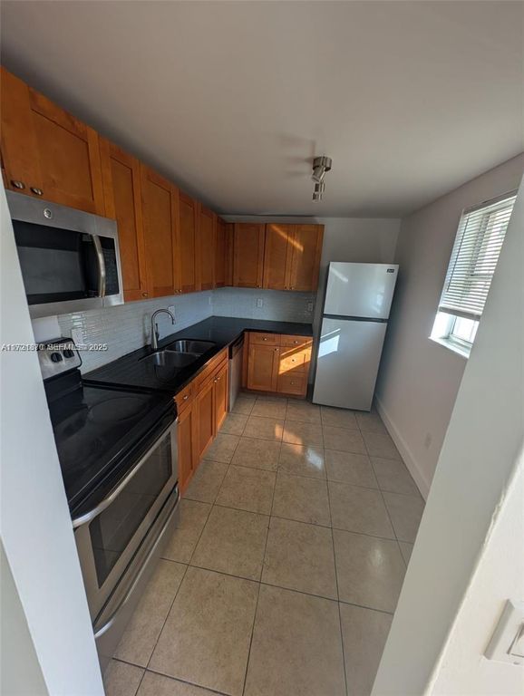 2800 NW 56th Avenue B202, Lauderhill, FL 33313