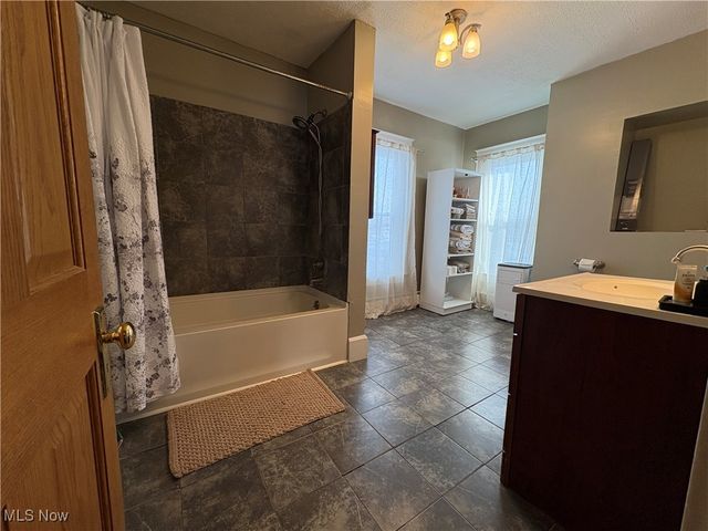 913 Foster Avenue, Cambridge, OH 43725