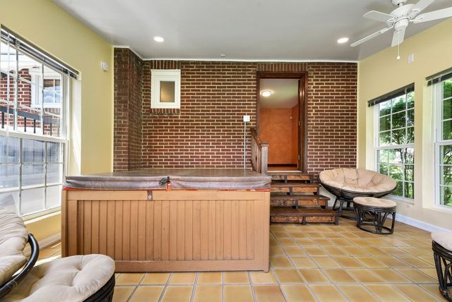 111 Cabin Ln, O'hara, PA 15238