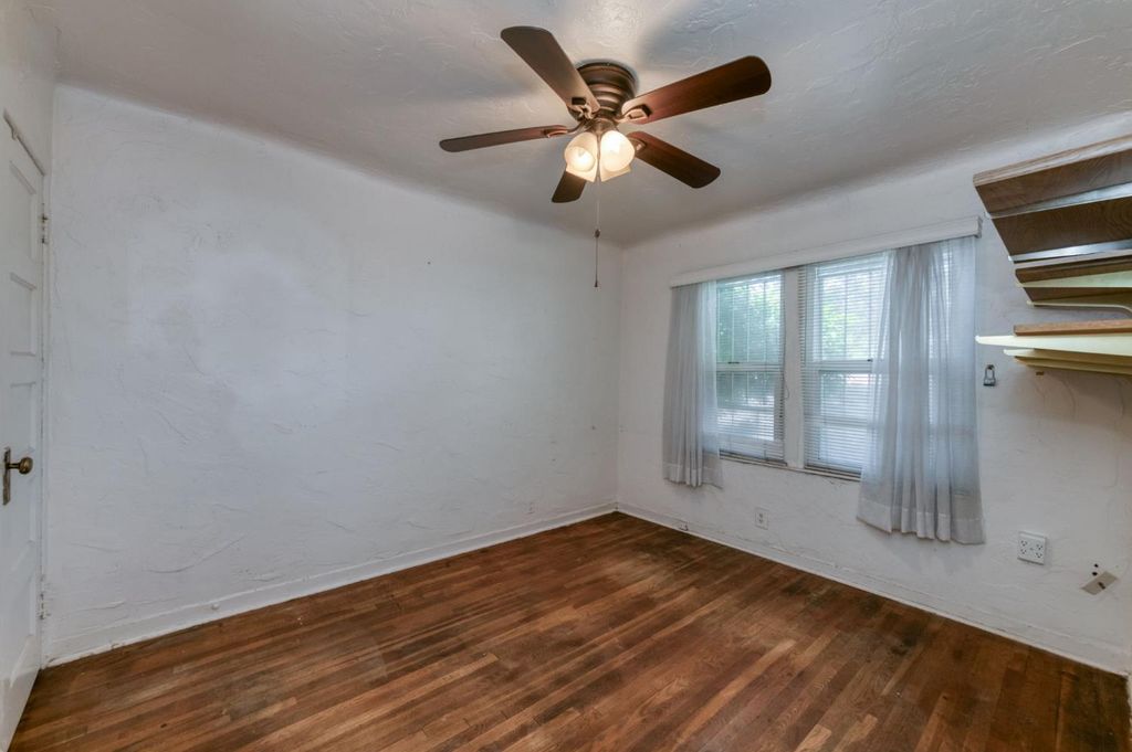 Image 13 of property listing at 2537 S 11th, Fresno, CA 93725