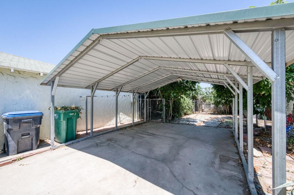 Image 18 of property listing at 2537 S 11th, Fresno, CA 93725