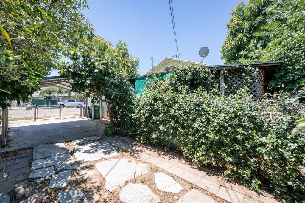 Image 19 of property listing at 2537 S 11th, Fresno, CA 93725