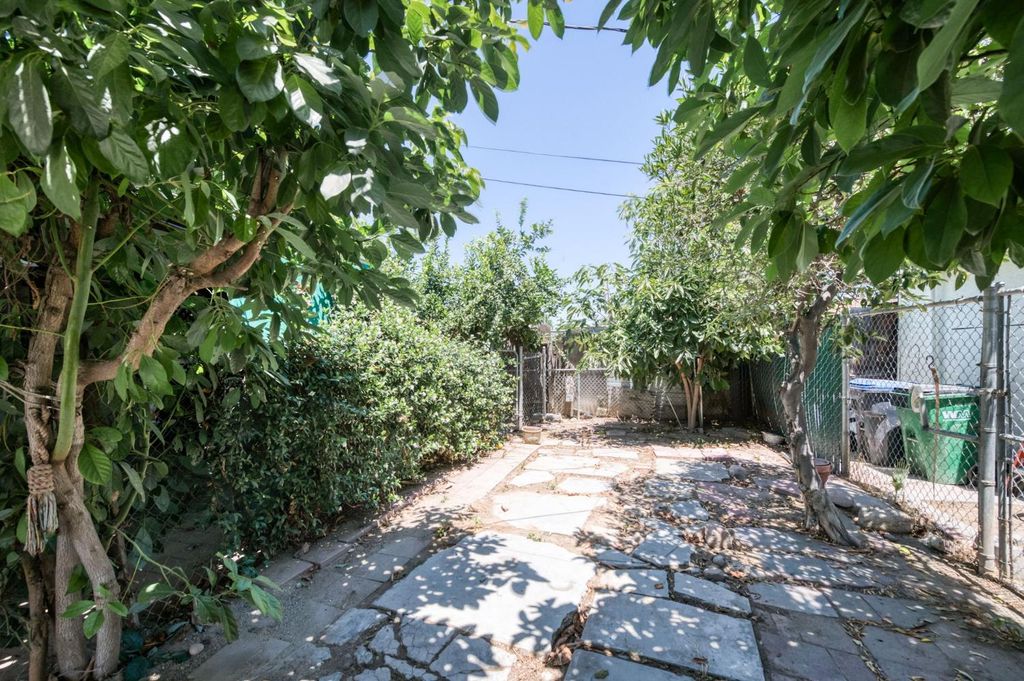 Image 20 of property listing at 2537 S 11th, Fresno, CA 93725