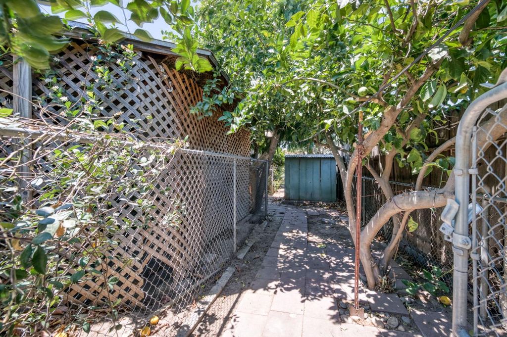 Image 21 of property listing at 2537 S 11th, Fresno, CA 93725