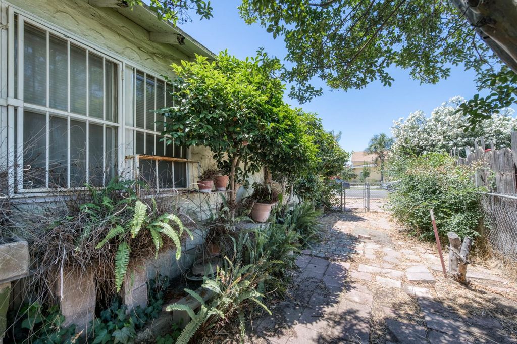 Image 22 of property listing at 2537 S 11th, Fresno, CA 93725