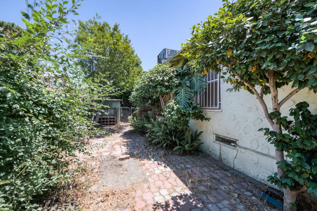 Image 23 of property listing at 2537 S 11th, Fresno, CA 93725