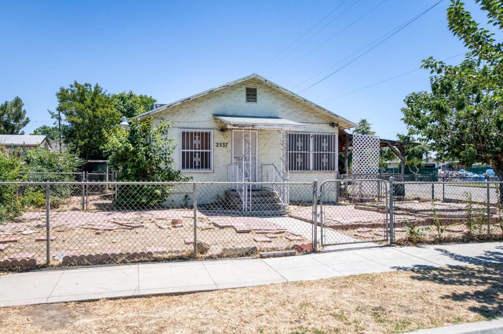 Image 3 of property listing at 2537 S 11th, Fresno, CA 93725