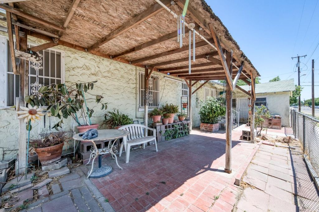 Image 4 of property listing at 2537 S 11th, Fresno, CA 93725