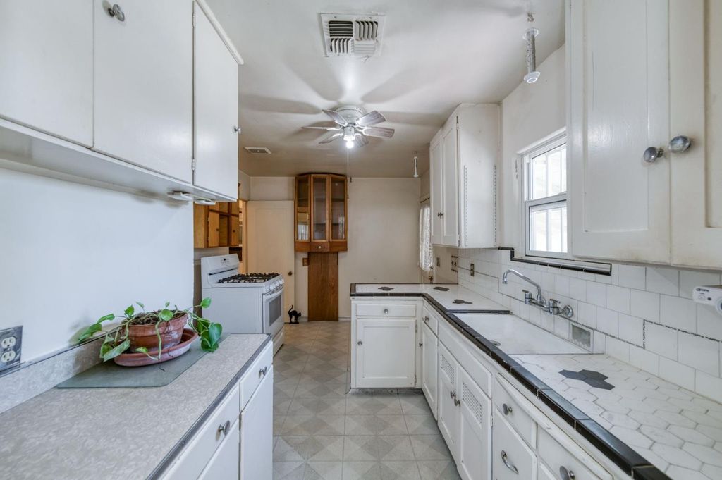 Image 7 of property listing at 2537 S 11th, Fresno, CA 93725
