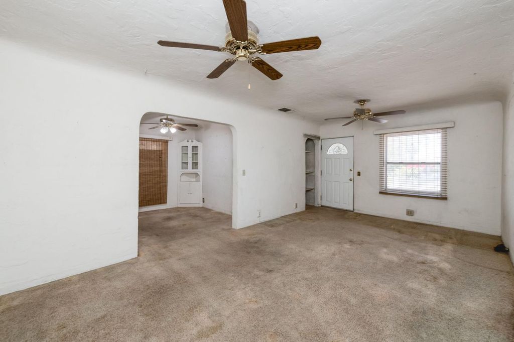 Image 9 of property listing at 2537 S 11th, Fresno, CA 93725