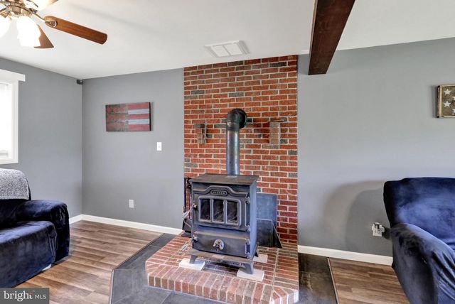 220 PLEASANT VALLEY RD, East Earl, PA 17519