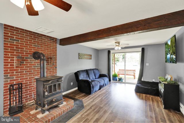 220 PLEASANT VALLEY RD, East Earl, PA 17519