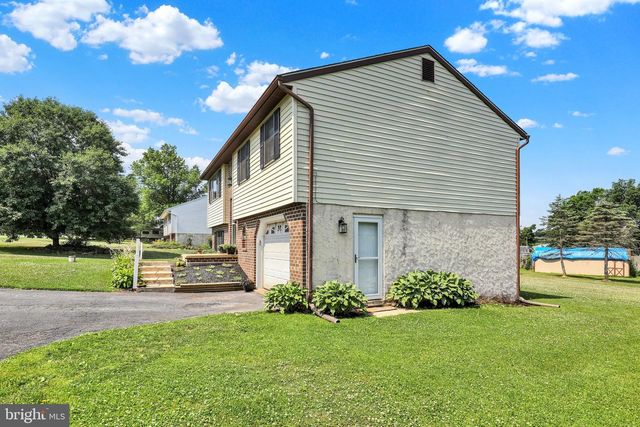 220 PLEASANT VALLEY RD, East Earl, PA 17519