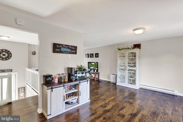 220 PLEASANT VALLEY RD, East Earl, PA 17519