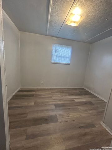 814 Palm St, Jourdanton, TX 78026