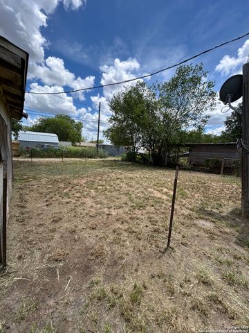 814 Palm St, Jourdanton, TX 78026
