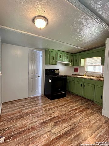 814 Palm St, Jourdanton, TX 78026