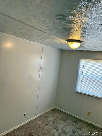 814 Palm St, Jourdanton, TX 78026