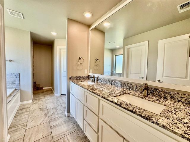 828 E Barajas Terrace, Mustang, OK 73064