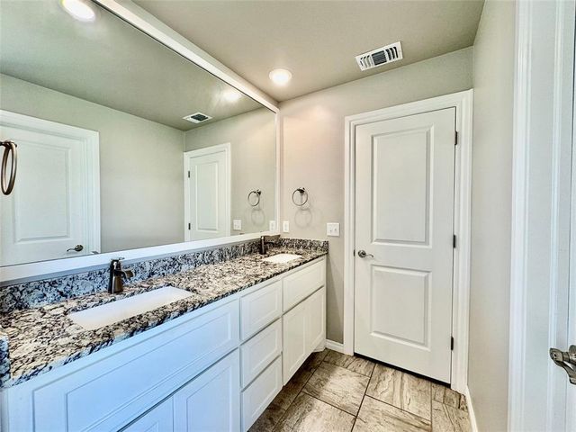 828 E Barajas Terrace, Mustang, OK 73064