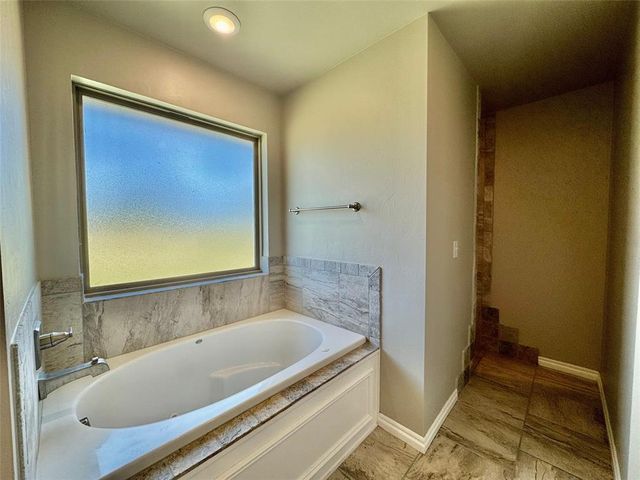 828 E Barajas Terrace, Mustang, OK 73064