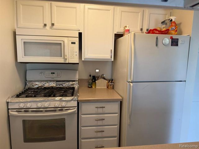 6905 Harvard Lane, Canton, MI 48187