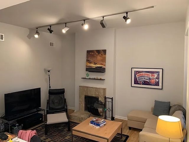 918 W Fullerton Avenue 2, Chicago, IL 60614