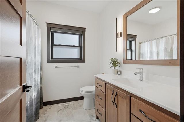 5022 Woodlands Drive, Eau Claire, WI 54703