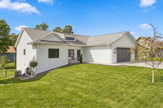 5022 Woodlands Drive, Eau Claire, WI 54703