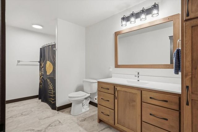 5022 Woodlands Drive, Eau Claire, WI 54703
