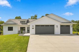 5022 Woodlands Drive, Eau Claire, WI 54703