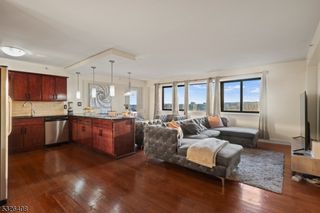 60 Parkway Dr, East Orange City, NJ 07017