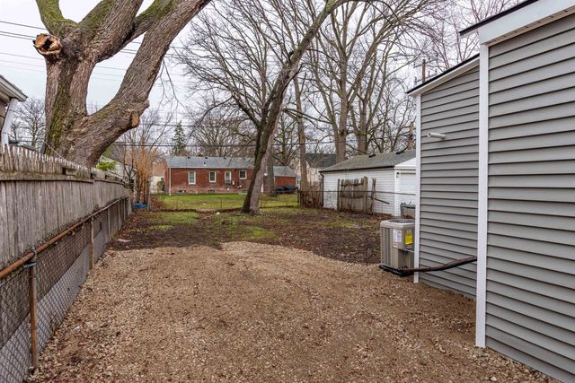 20925 Ridgemont Road, Harper Woods, MI 48225