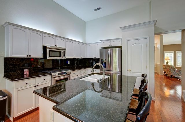 2168 E Pinehurst Avenue, Fresno, CA 93730