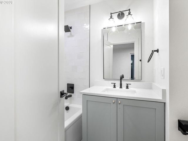 11072 Sw 61st Ave 2, Portland, OR 97219