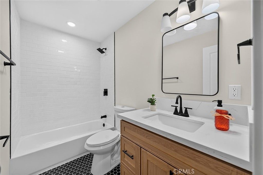 Image 9 of property listing at 241 E Plenty, Long Beach, CA 90805