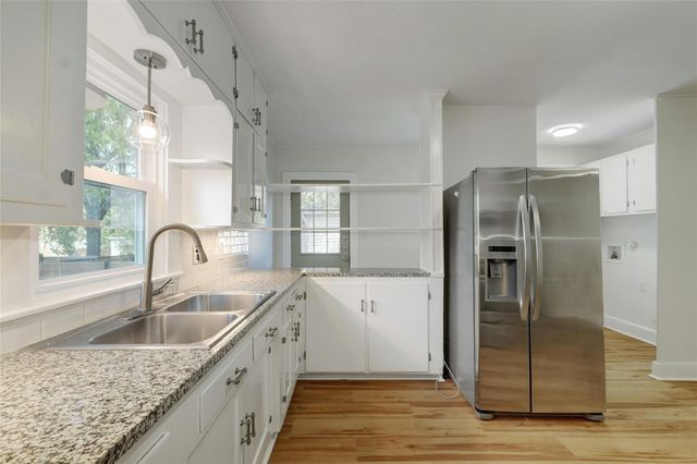 1102 Hackberry ST, Taylor, TX 76574