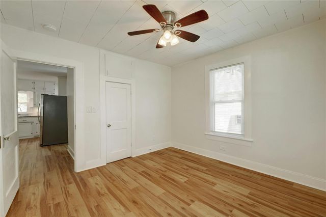 1102 Hackberry ST, Taylor, TX 76574