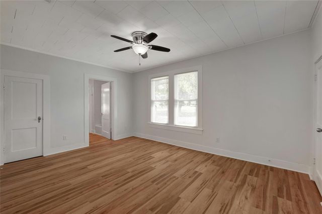 1102 Hackberry ST, Taylor, TX 76574