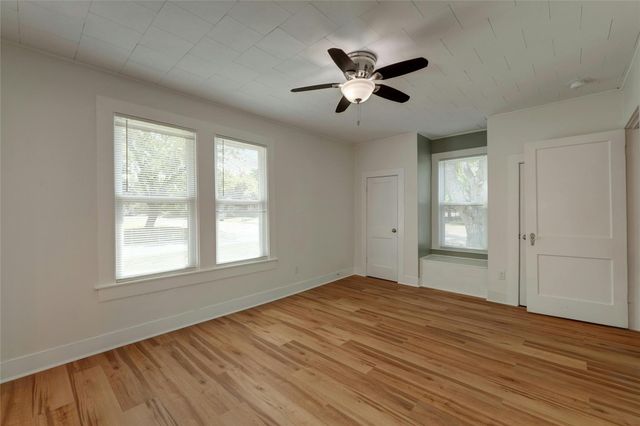 1102 Hackberry ST, Taylor, TX 76574