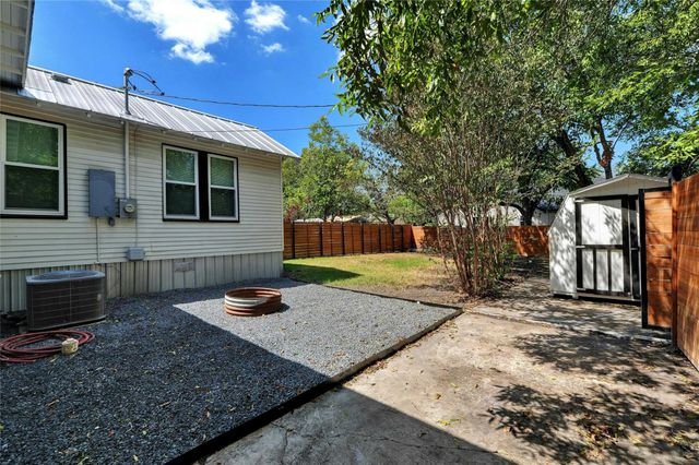 1102 Hackberry ST, Taylor, TX 76574
