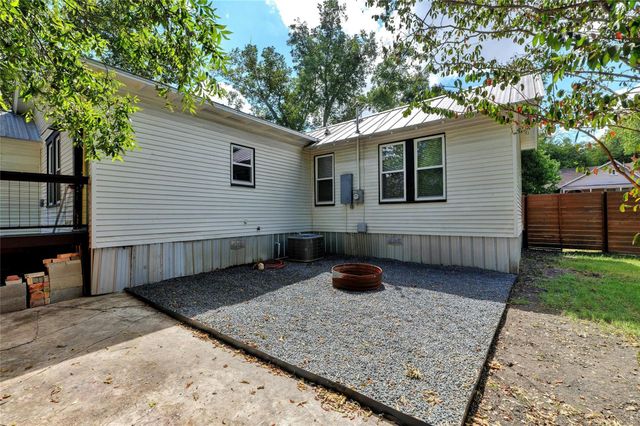 1102 Hackberry ST, Taylor, TX 76574