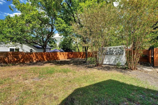 1102 Hackberry ST, Taylor, TX 76574
