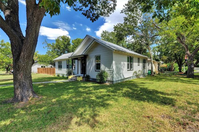 1102 Hackberry ST, Taylor, TX 76574
