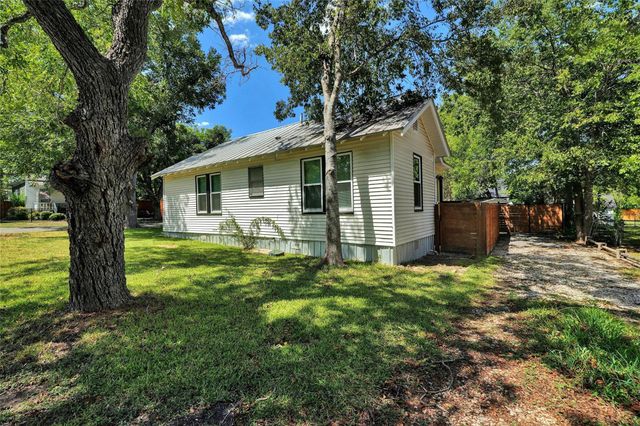 1102 Hackberry ST, Taylor, TX 76574
