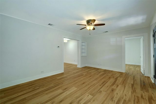 1102 Hackberry ST, Taylor, TX 76574