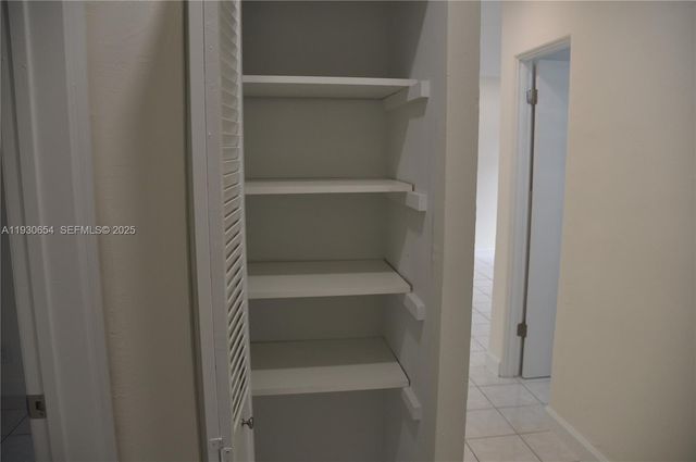 571 NE 61st St, Oakland Park, FL 33334