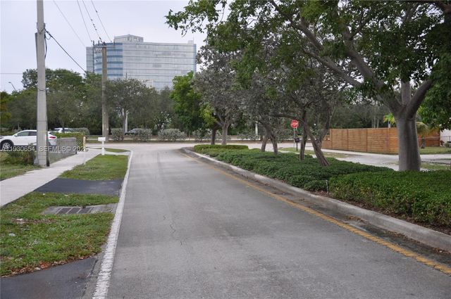 571 NE 61st St, Oakland Park, FL 33334